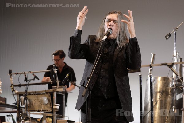 EINSTURZENDE NEUBAUTEN - 2022-10-08 - PARIS - Le Trianon - Christian Emmerich [Blixa Bargeld]